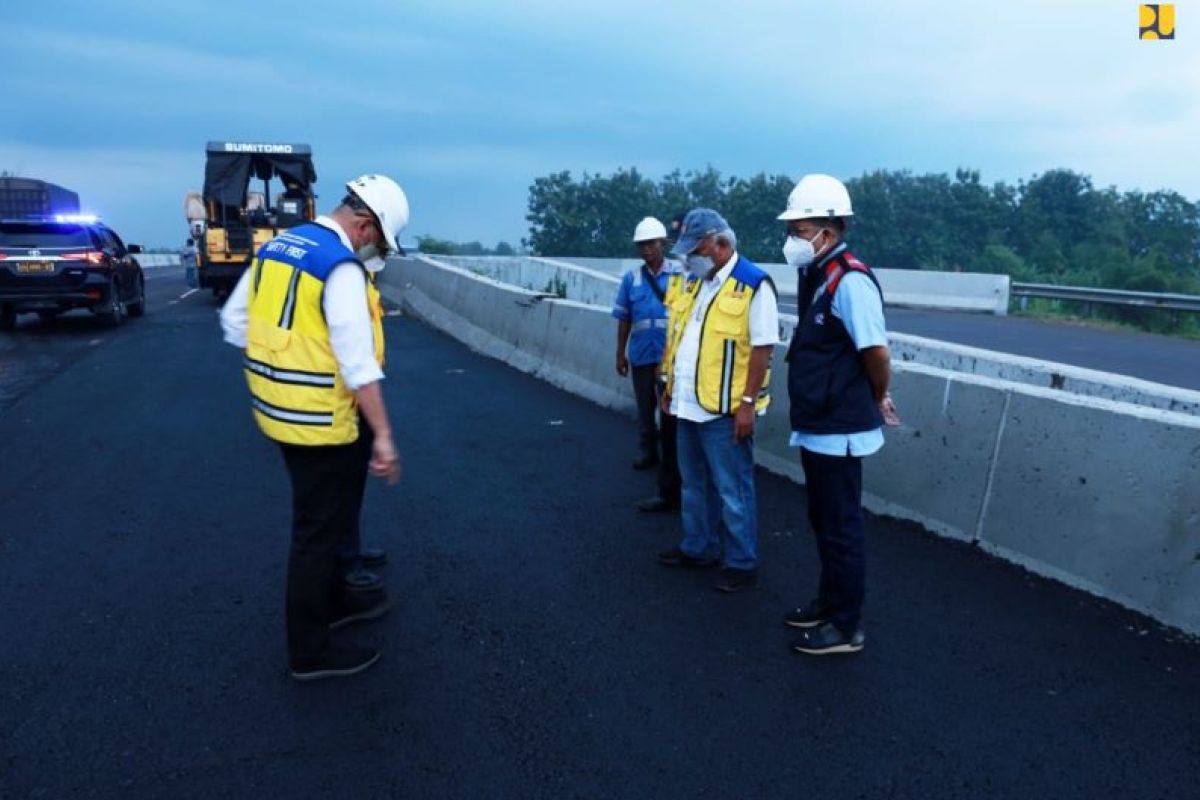 Menteri PUPR minta pelebaran Tol Cikampek bisa fungsional H-10 Lebaran