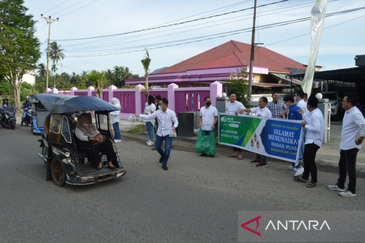 BPJAMSOSTEK berbagi paket takjil untuk masyarakat Gorontalo