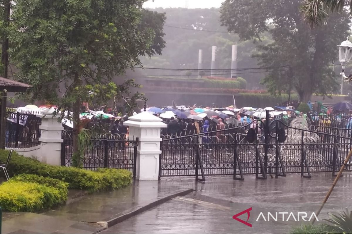 Aksi unjuk rasa mahasiswa depan Gedung Sate Bandung diguyur hujan