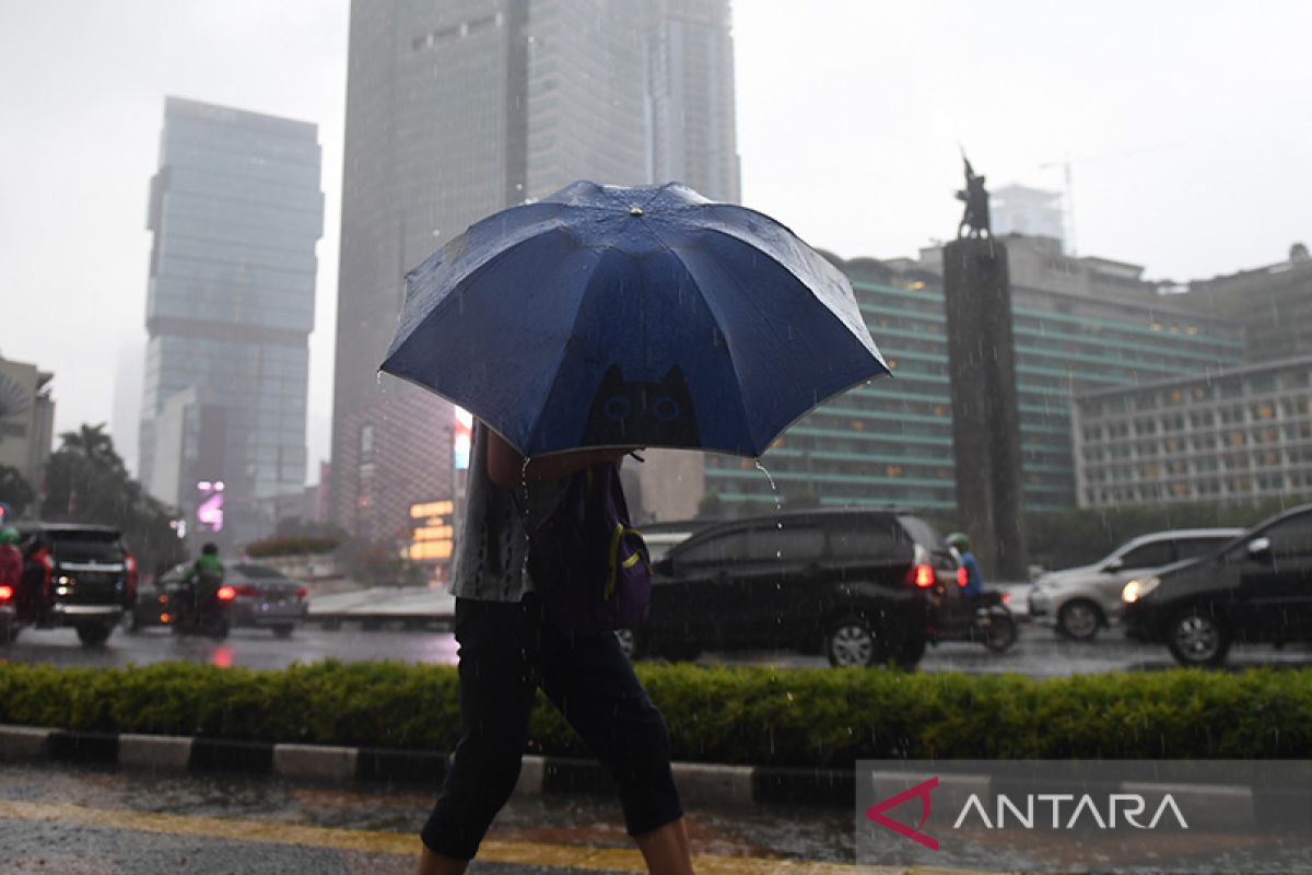 Waspada hujan berangin di dua wilayah Jakarta Senin sore hingga malam