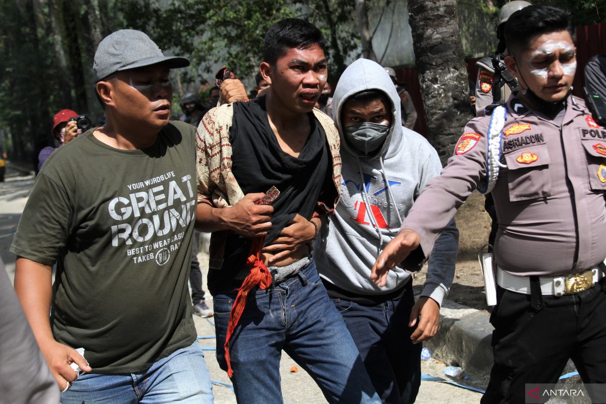 Polisi aamankan 10 pengunjuk rasa demo 11 April di Kantor DPRD Sultra