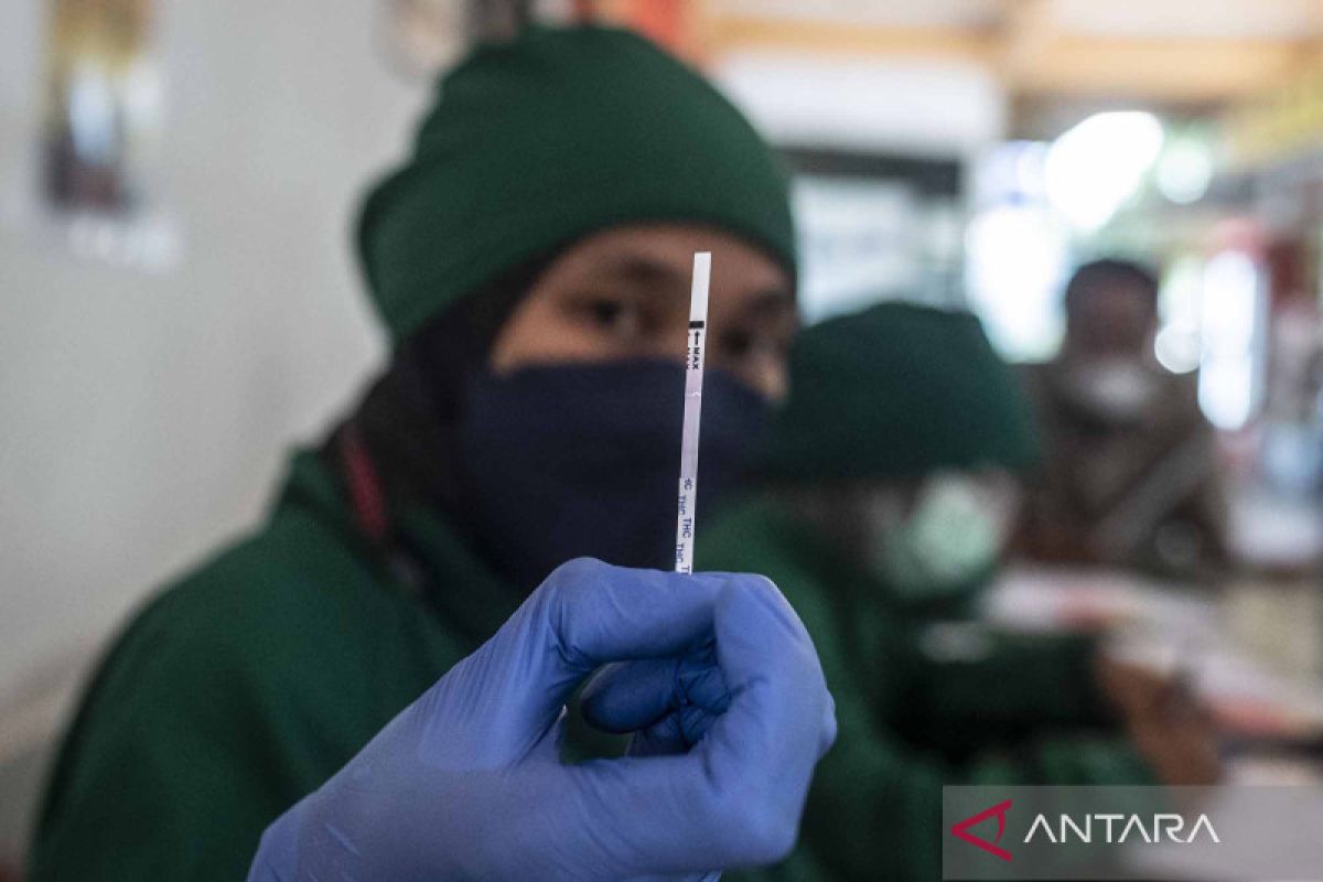 Ini warna urine normal dan abnormal yang perlu diperhatikan