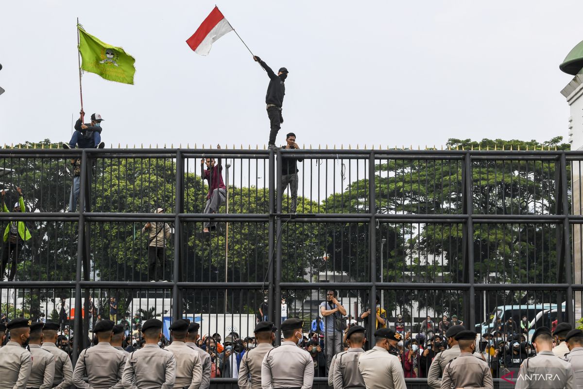 Polisi sediakan makanan buka puasa dan vaksin untuk massa yang ditangkap