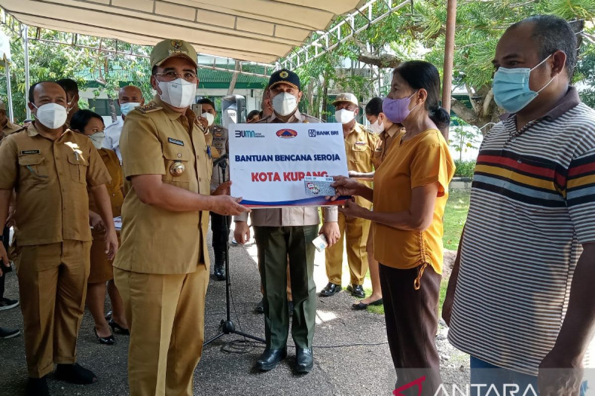 Pemkot Kupang mulai salurkan dana bantuan bencana seroja