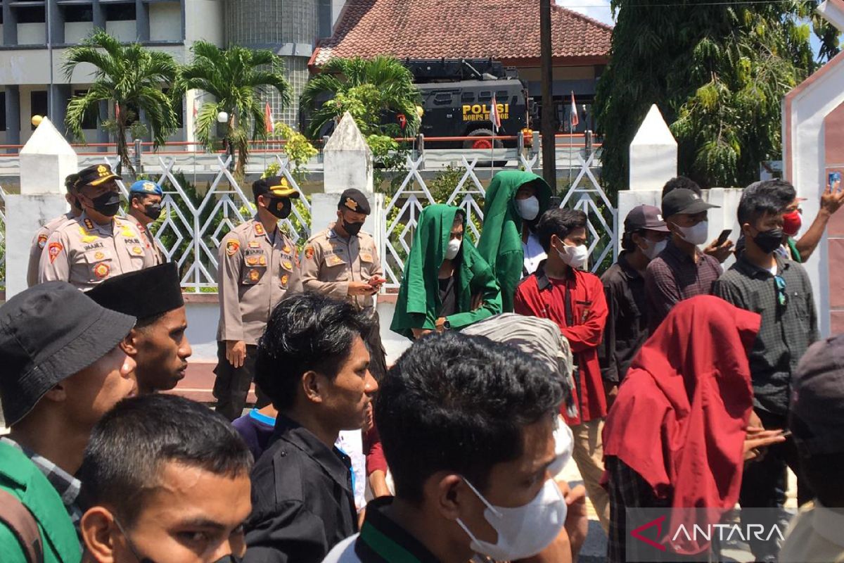 800 personel gabungan mengamankan unjuk rasa mahasiswa di Mataram