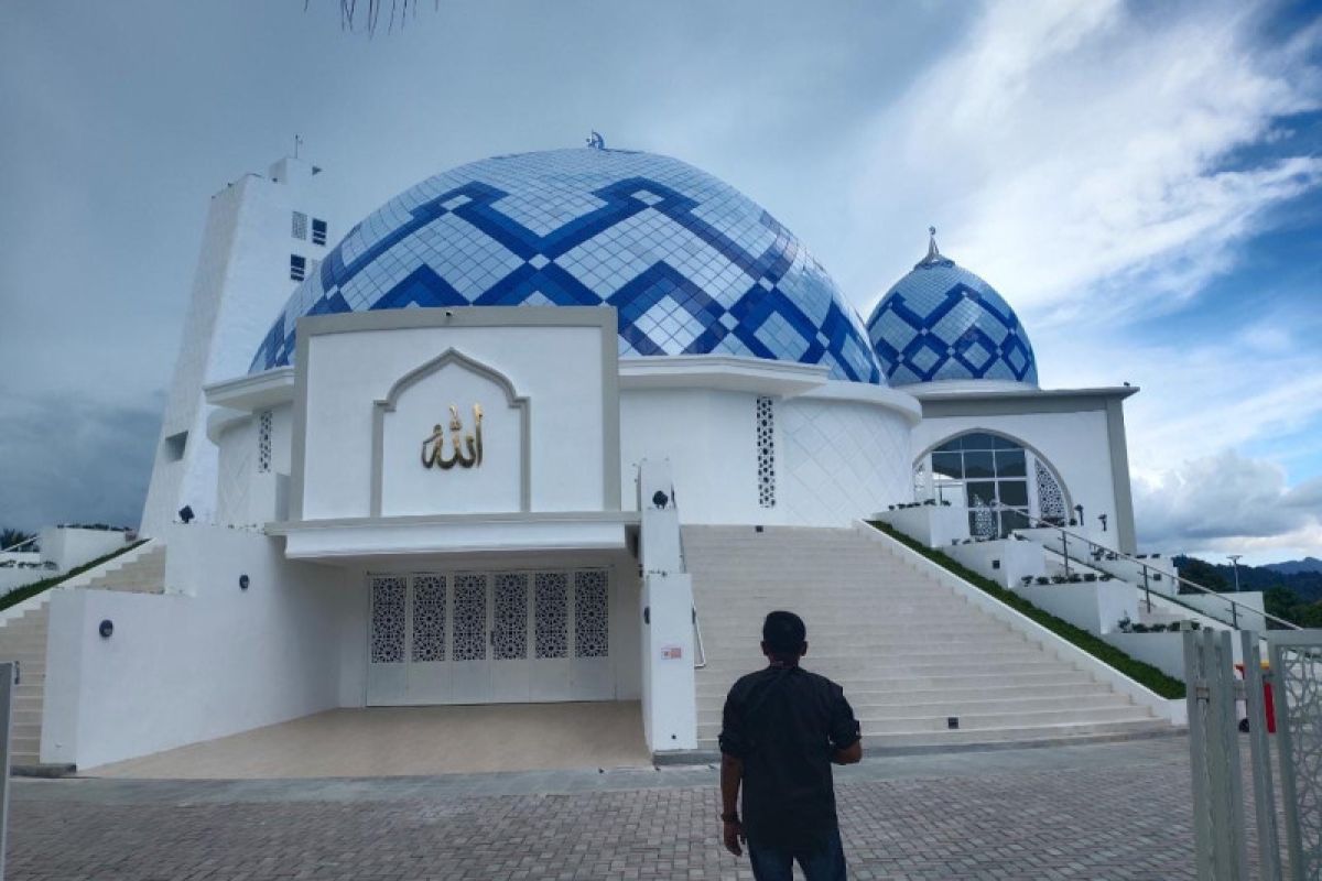 Nyak Sandang, dari donasi pembelian pesawat sampai  ke masjid