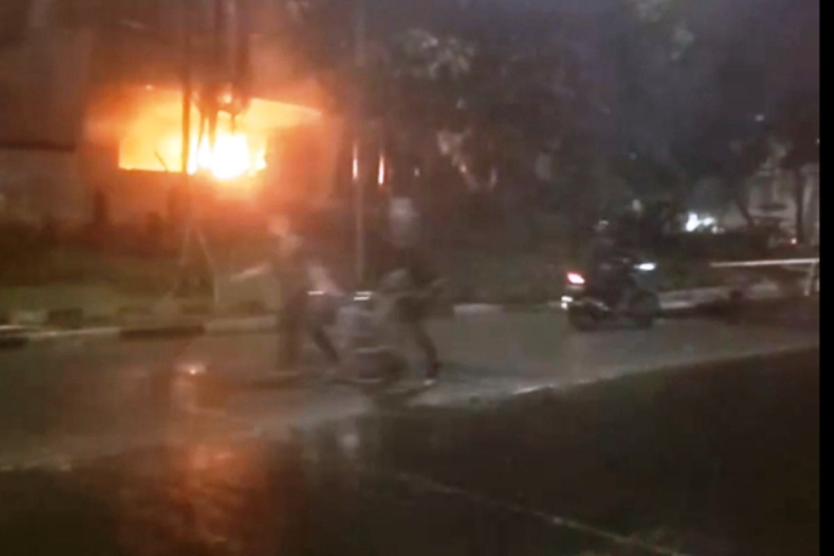Pos polisi di Pejompongan Jakarta Pusat dibakar massa
