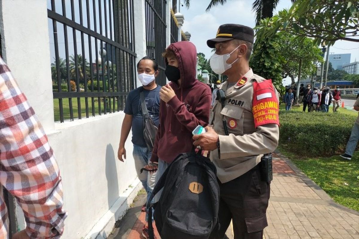 Polisi tangkap sato orang pemuda berseragam SMA di gedung DPR RI