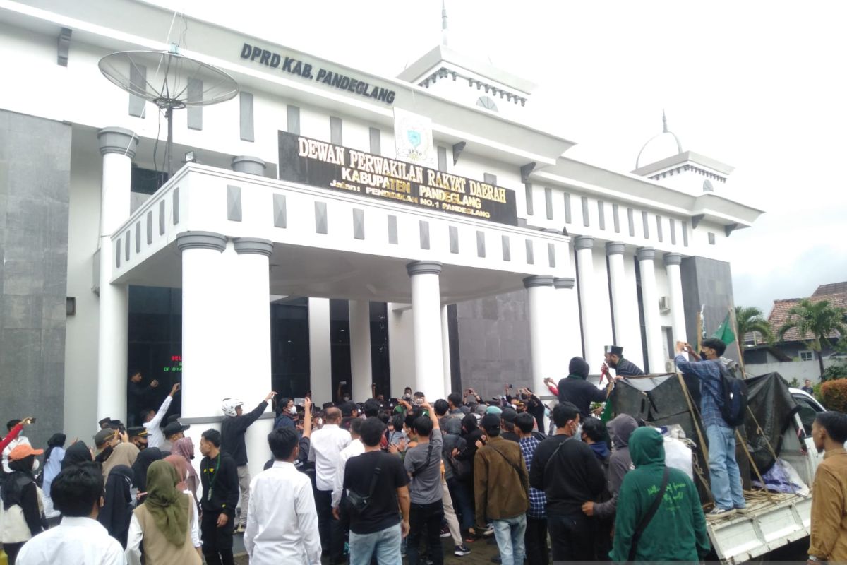 HMI Cabang Pandeglang gelar demonstrasi di depan Gedung DPRD