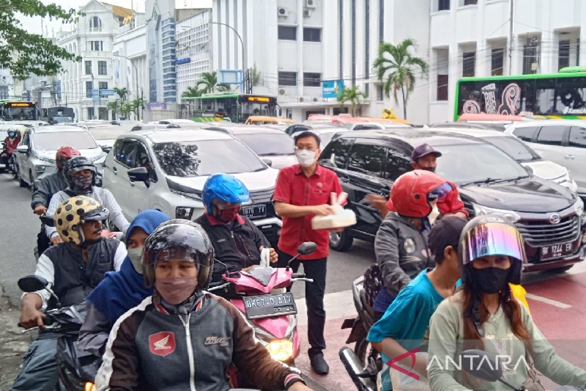 PDIP Medan bagikan ratusan takjil