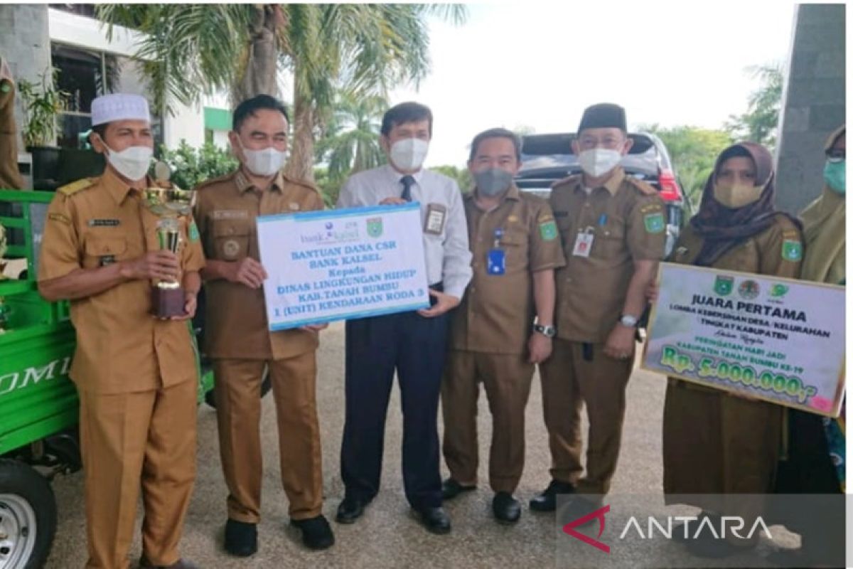 Bupati Tanah Bumbu serahkan hadiah lomba kebersihan desa