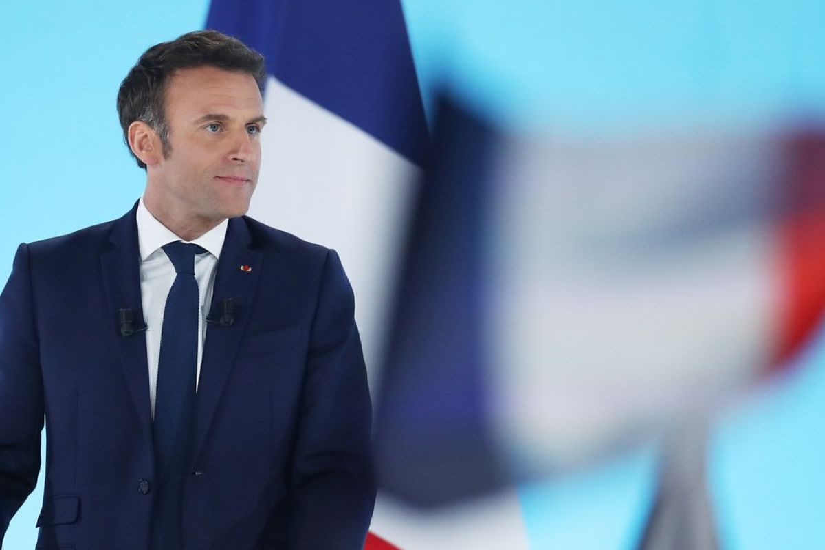 Macron akan bersaing melawan Le Pen di putaran kedua pilpres Prancis