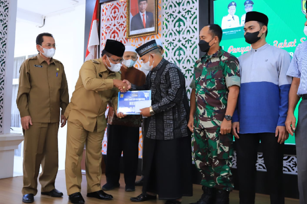 Pemko Banda Aceh salurkan zakat senif ratusan juta untuk 102 masjid