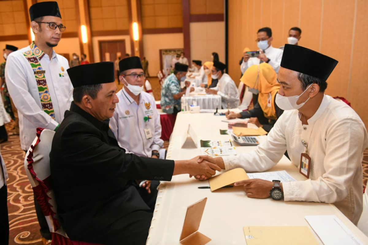 Gubernur Kepri salurkan zakat fitrah melalui Baznas