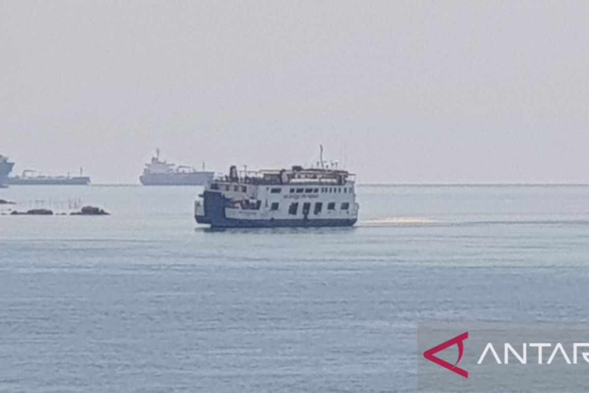 Kapal Roro Tanjung Burang lepas dari kandas saat air laut pasang