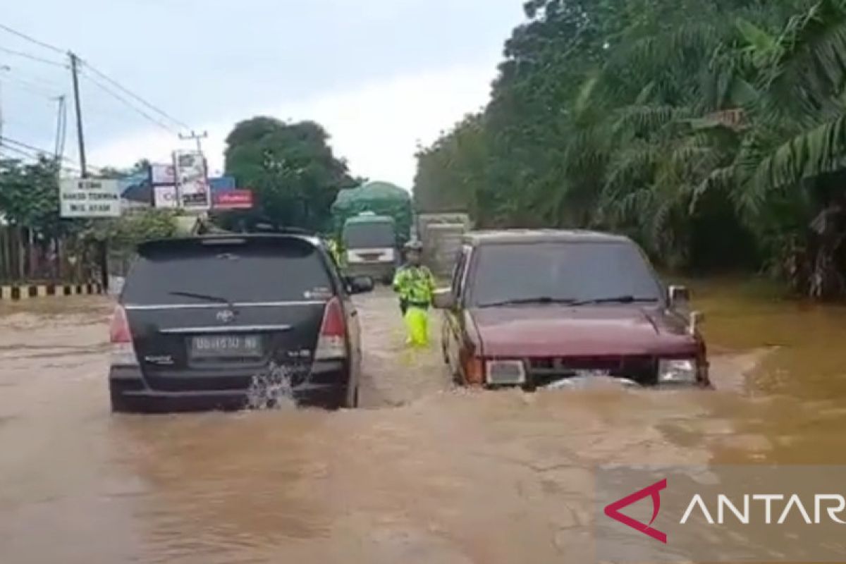 Banjir setinggi 1,5 meter genangi lintas timur Palembang - Betung