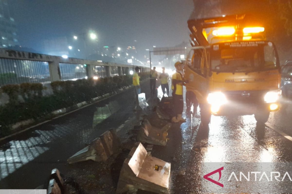 Dinas Bina Marga perbaiki separator rusak di depan Gedung Parlemen