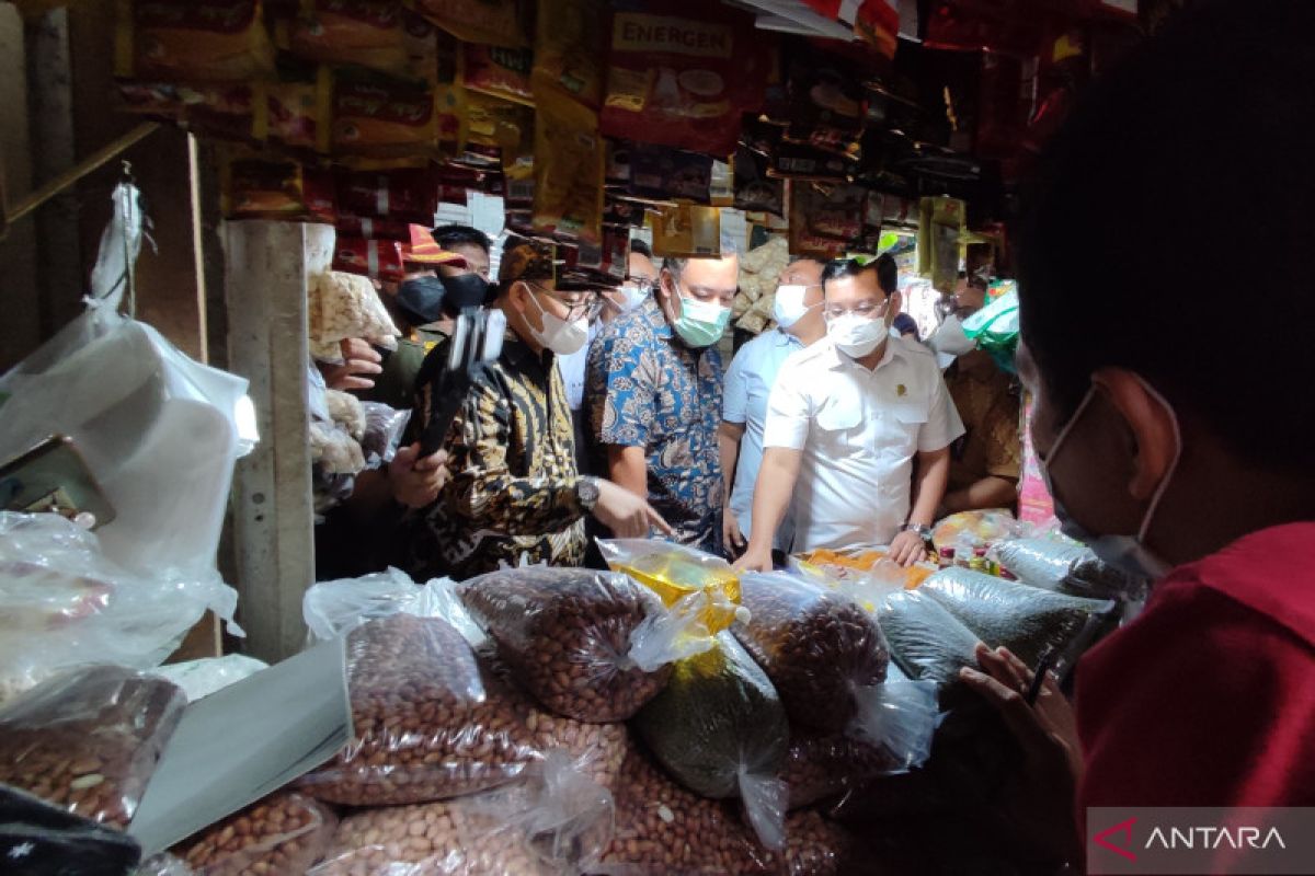 Sidak pasar, DPR-Kemendag dapati harga minyak goreng curah di atas HET