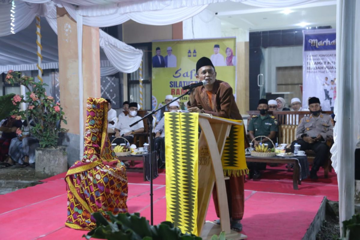 Bupati Lombok Tengah menguraikan program pembangunan saat safari ramadhan