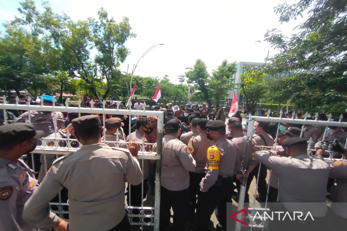Polres Kupang Kota siagakan 300 personel jaga unjuk rasa mahasiswa
