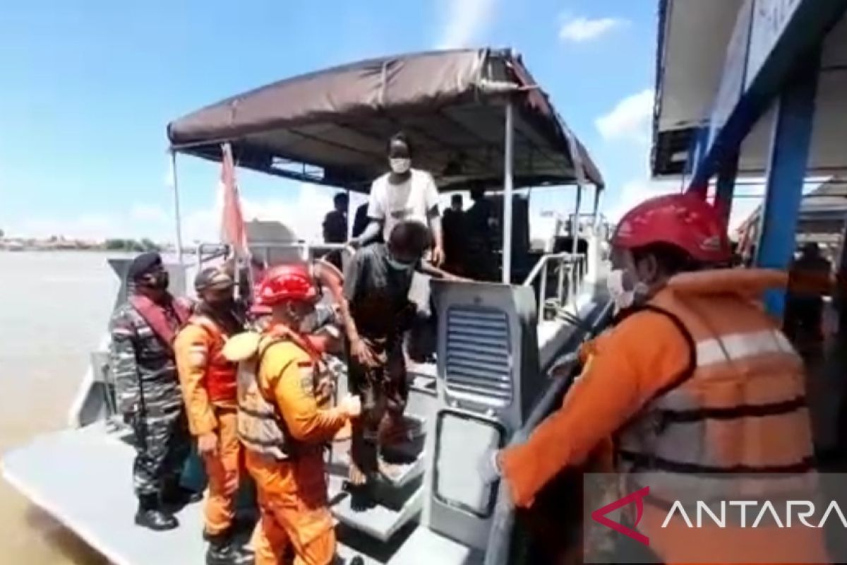 Basarnas Palembang evakuasi sembilan awak kapal terbalik di Laut Jawa
