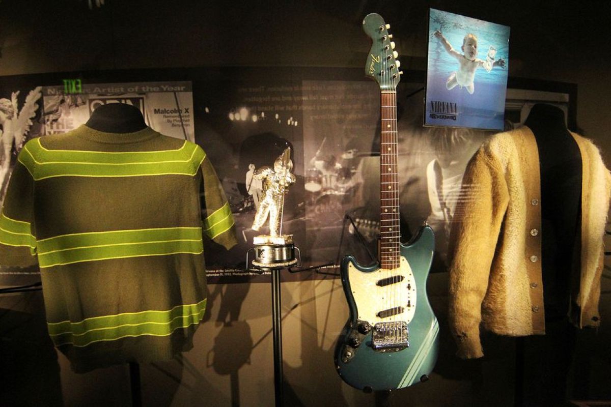 Gitar biru Kurt Cobain diperkirakan terjual sampai Rp11,4 miliar