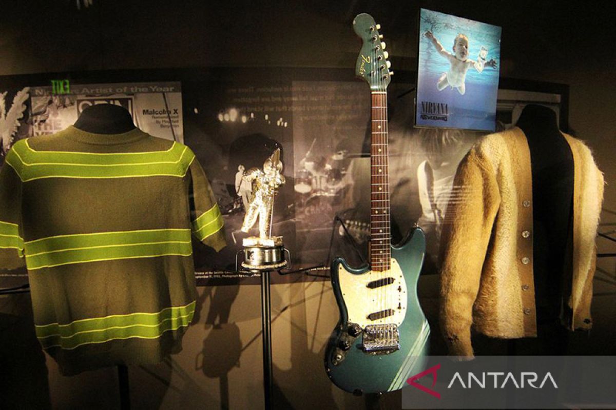 Gitar biru Kurt Cobain diperkirakan terjual hingga Rp11,4 miliar