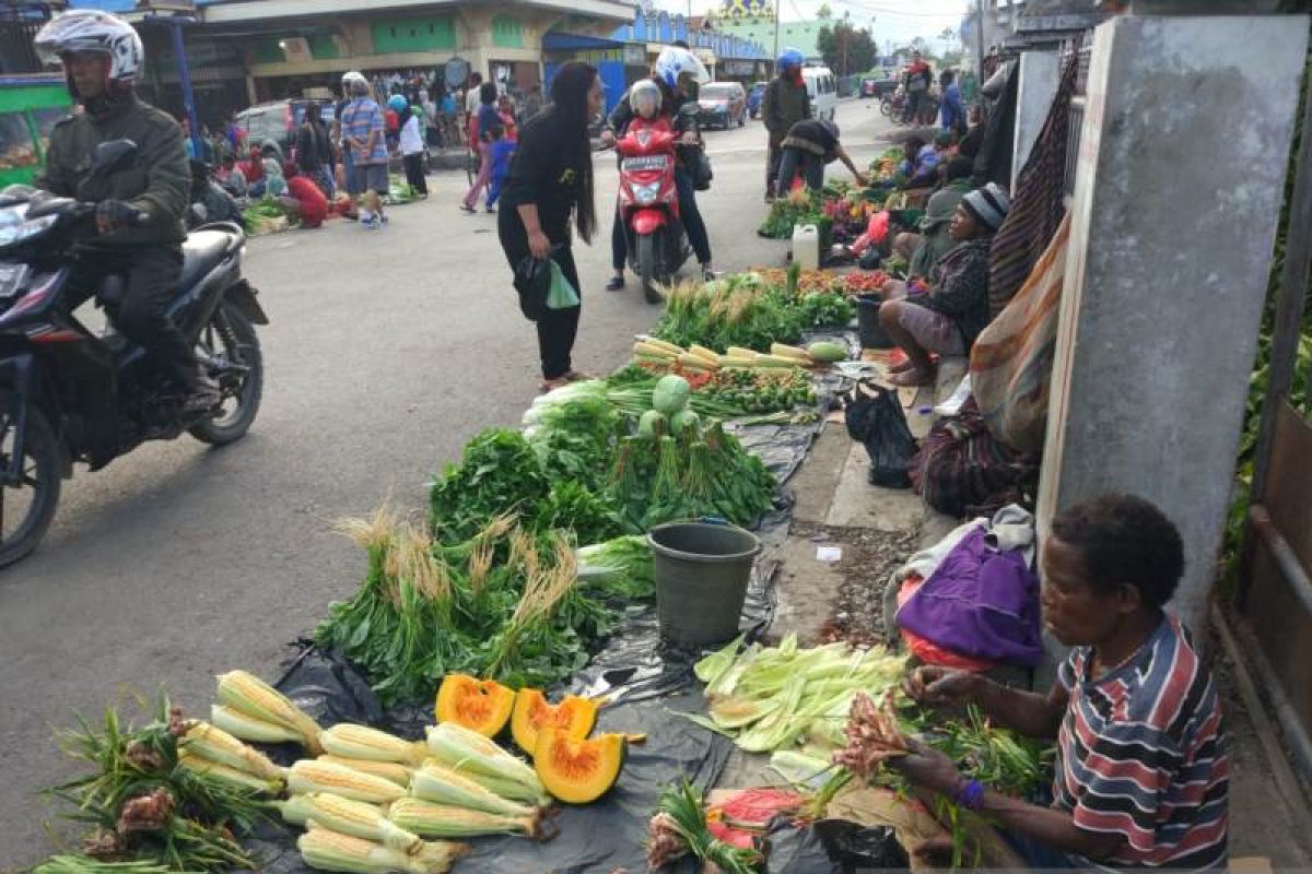 Gov't provides assistance for 1,200 Jayawijaya street vendors
