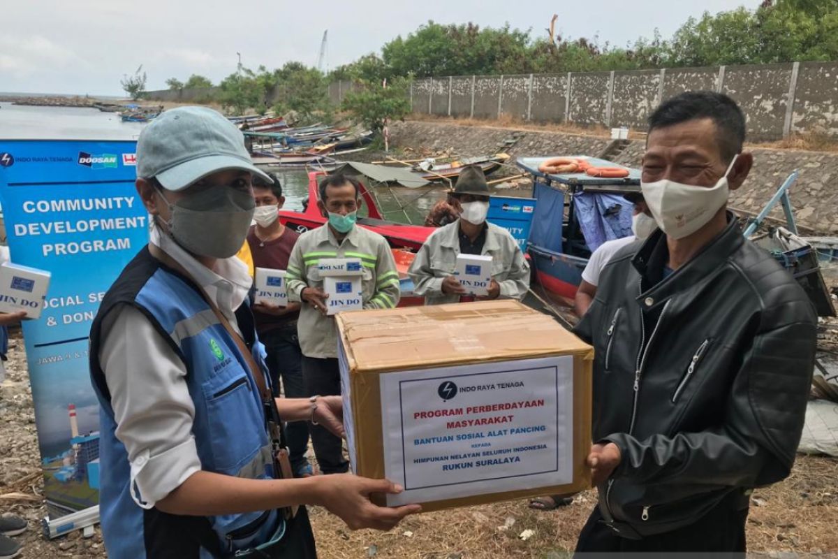 PLTU Jawa 9 & 10 salurkan bantuan alat pancing untuk nelayan Suralaya