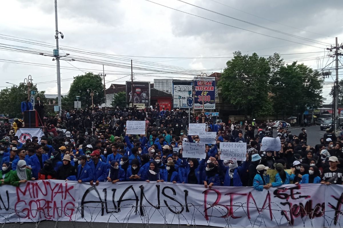 Aliansi BEM se-Jember unjuk rasa kritisi kebijakan pemerintah