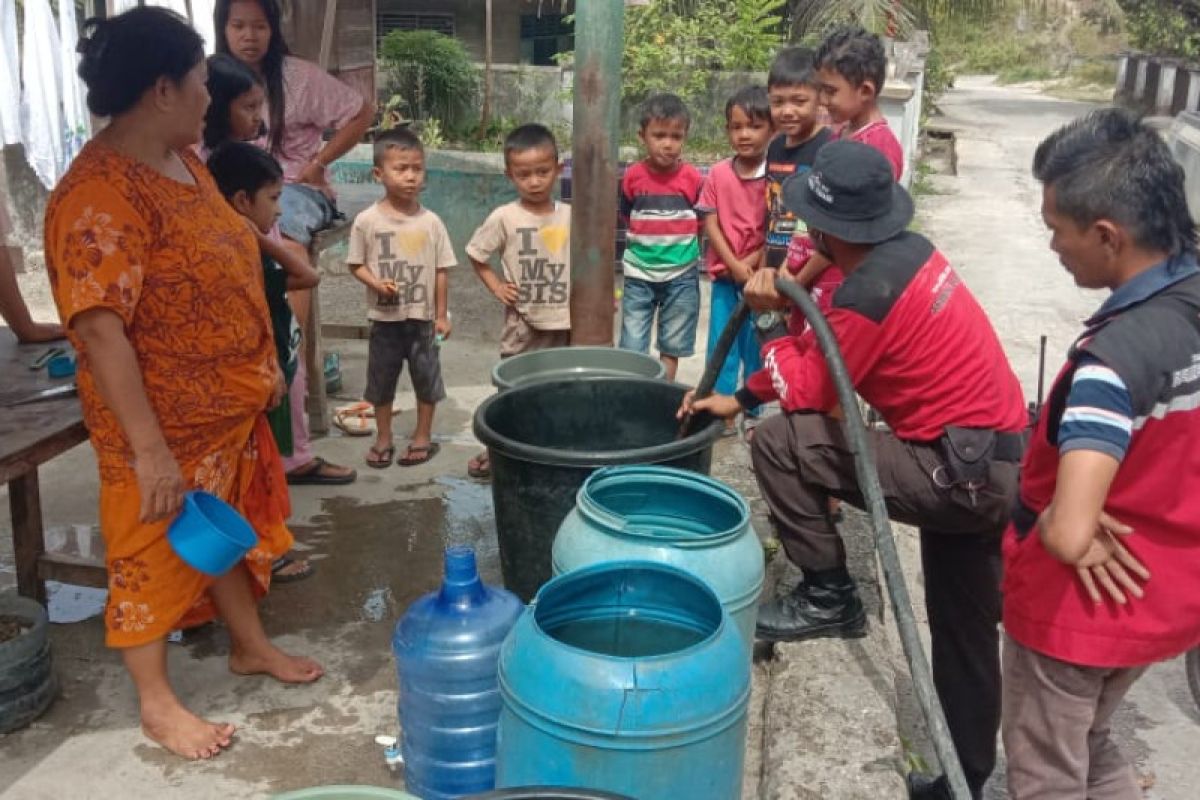 Semen Padang salurkan air bersih ke wilayah terdampak kemarau di Padang