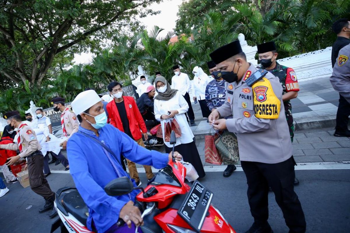 Forpimda Banyuwangi borong takjil produk UMKM dan dibagikan ke warga