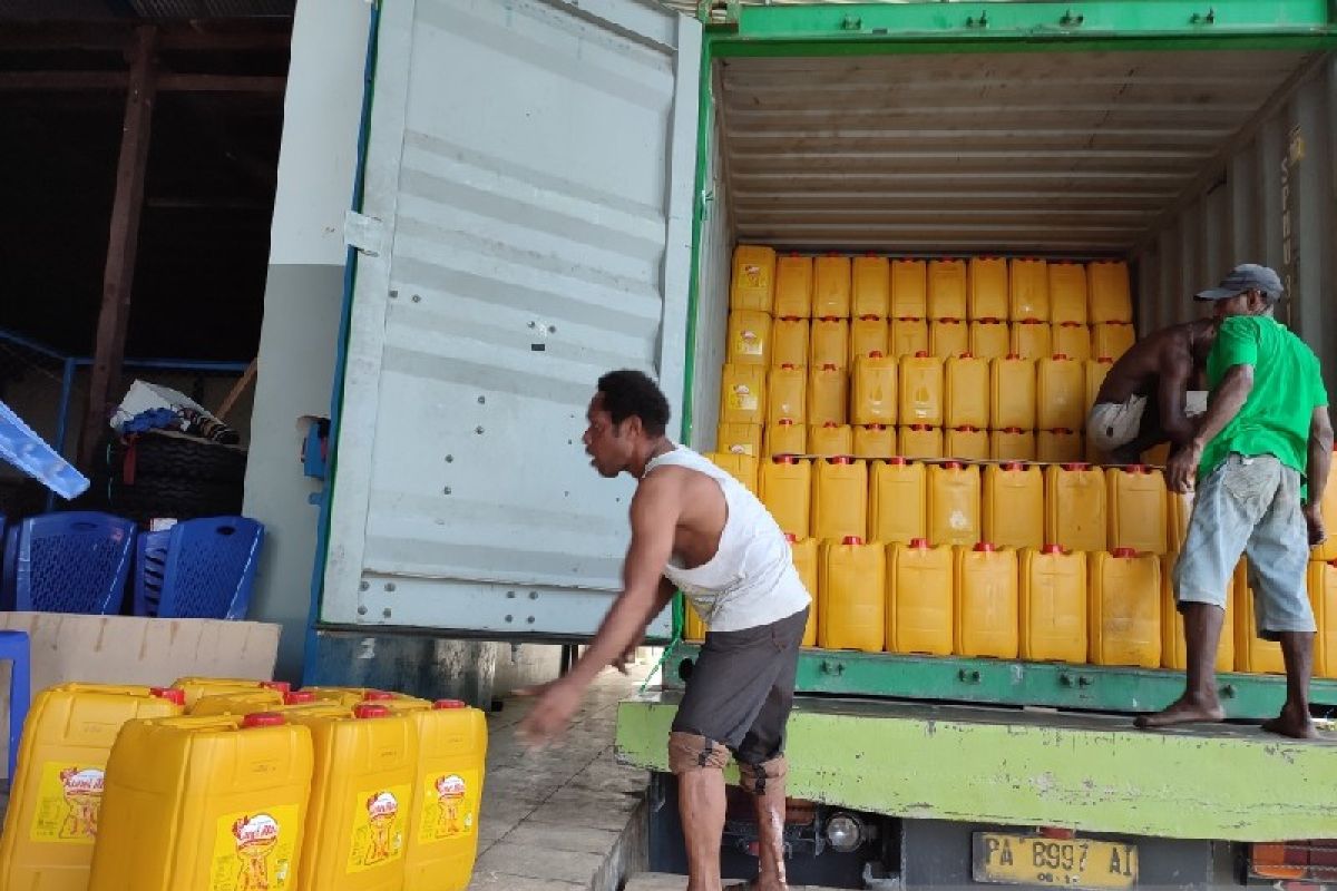 26.400 liter minyak bersubsidi tiba di Jayapura