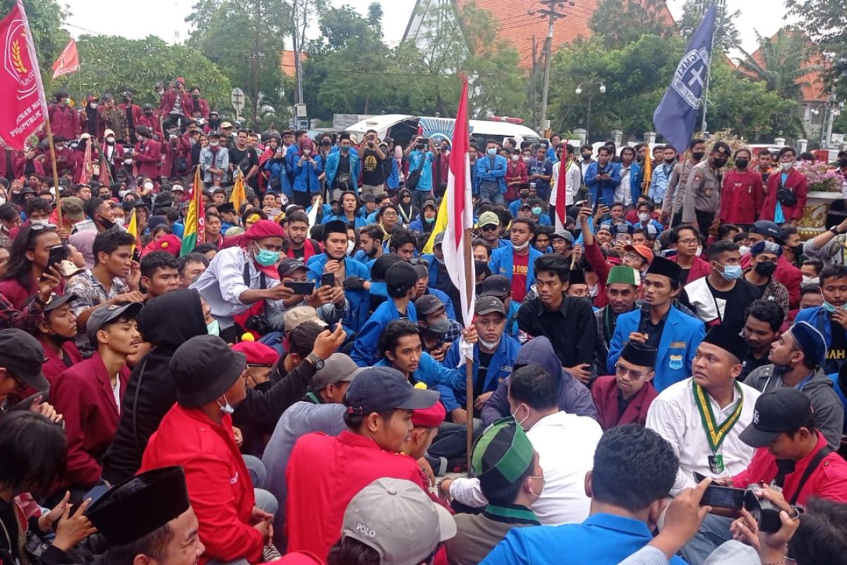 Ratusan mahasiswa di Surabaya unjuk rasa tolak kenaikan harga BBM