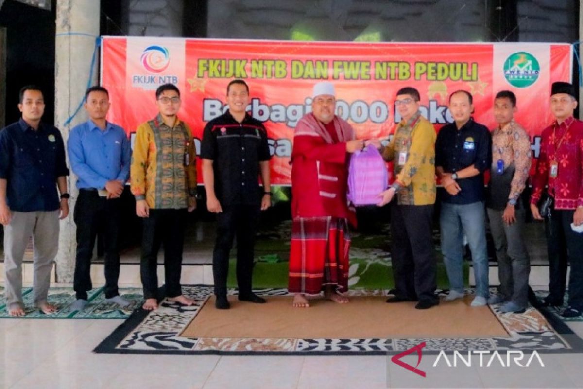 FKIJK NTB menyalurkan 1.000 paket buka puasa untuk santri dan anak yatim