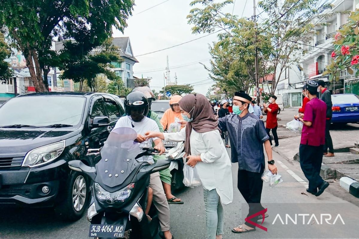 Hotel Maestro Pontianak meriahkan buka bersama panti asuhan Al-Adabiy