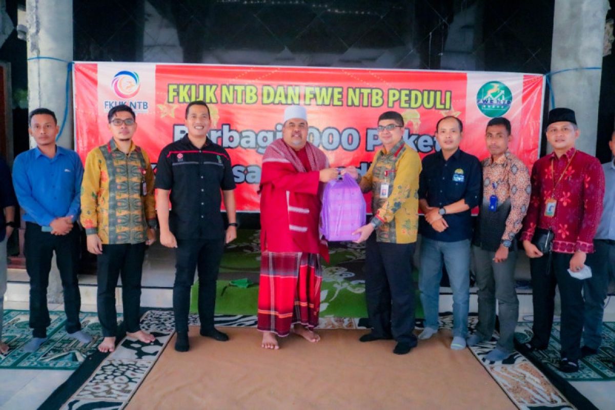 FKIJK NTB salurkan 1.000 paket berbuka puasa untuk santri dan anak yatim