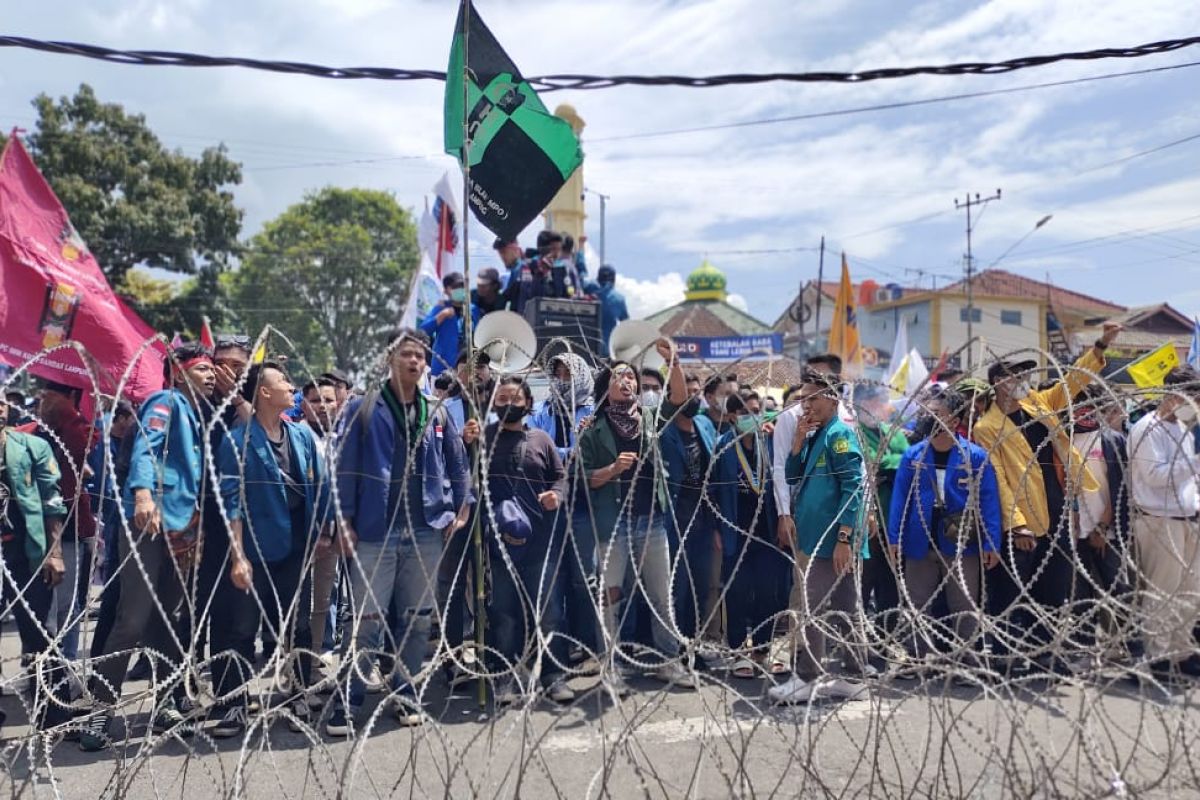 Seribuan mahasiswa unjuk rasa tak bisa masuk ke halaman Pemprov Lampung