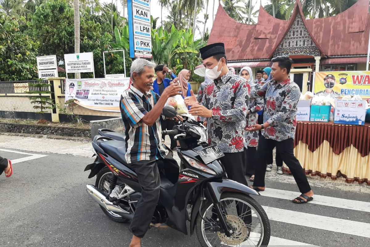 Nagari Kuranji Hulu Padang Pariaman bagikan 300 paket takjil kepada masyarakat