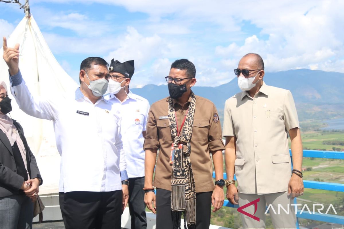 Menparekraf nikmati keindahan Danau Singkarak dari bukit Cinangkiek