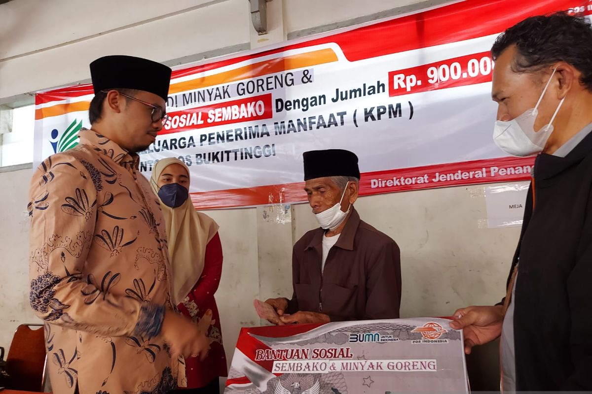 Pemkot Bukittinggi distribusikan bansos sembako dan BLT minyak goreng kepada 1.511 warga