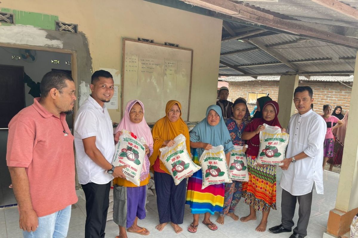 300 karung beras dibagikan kepada warga sekitar Sejahtera Mandiri Sawita