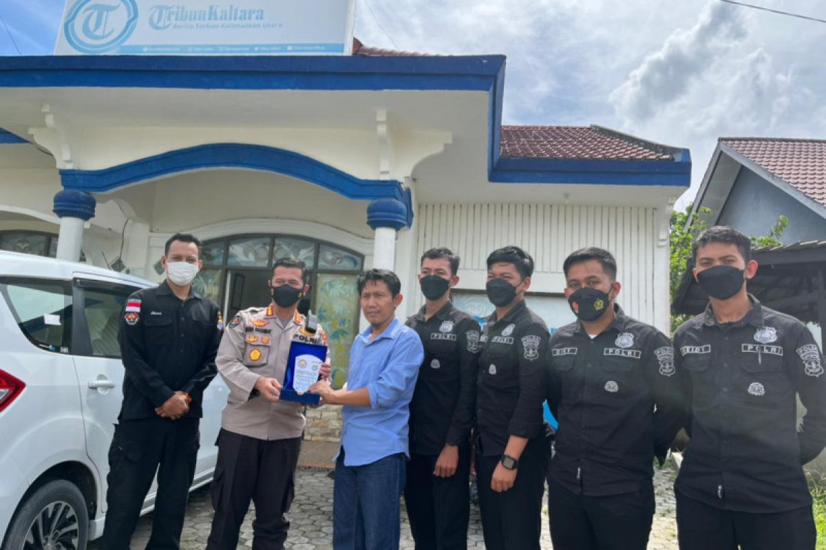 Polda Kaltara menyambangi Tribun
