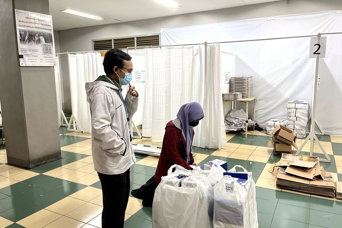 Masjid Salman ITB bagikan seribuan takjil gratis tiap hari