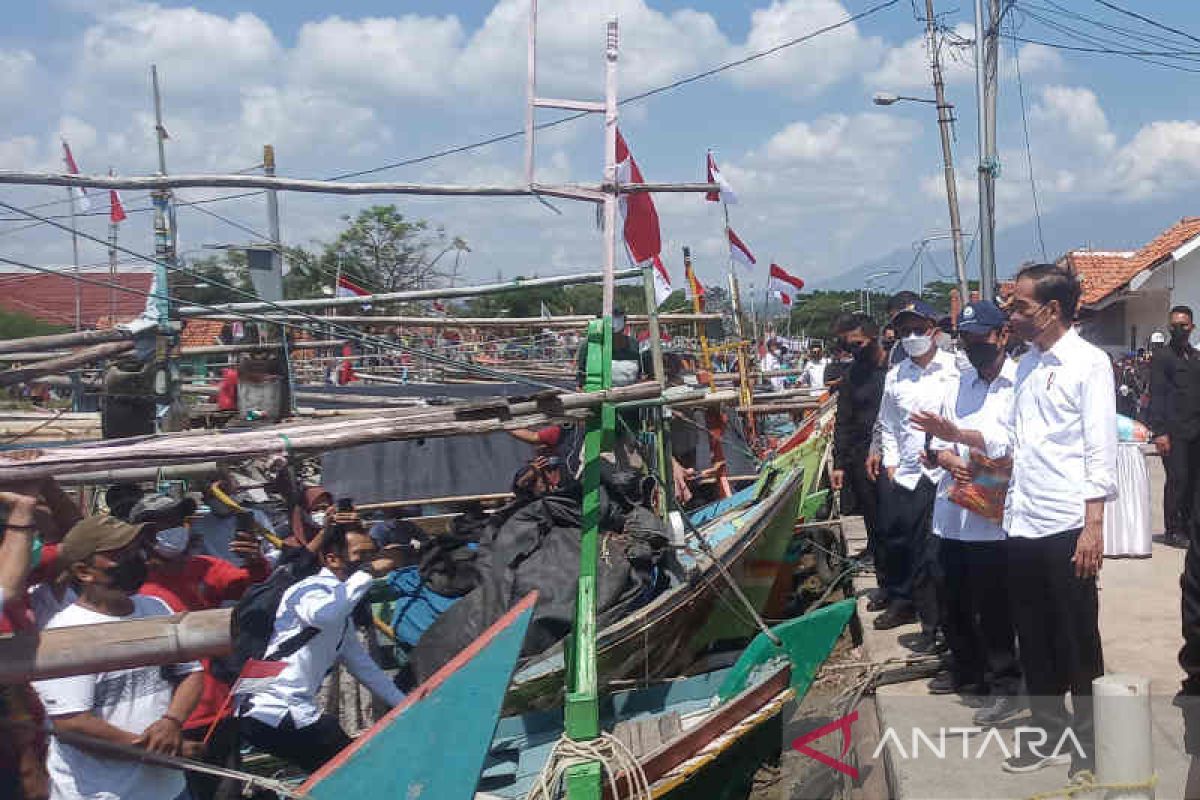President hears fishermen's concerns in Cirebon