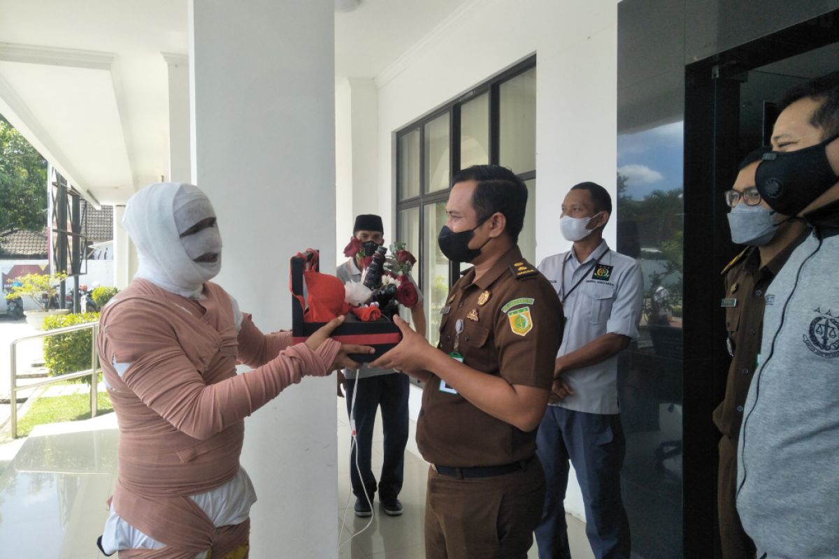 Aktivis beri hadiah Hemaviton dan pakaian dalam Kejari Lombok Tengah