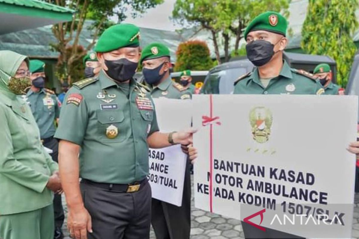 Kasad serahkan bantuan lima ambulans bermotor bagi pelayanan di  Kodam XVI/Pattimura