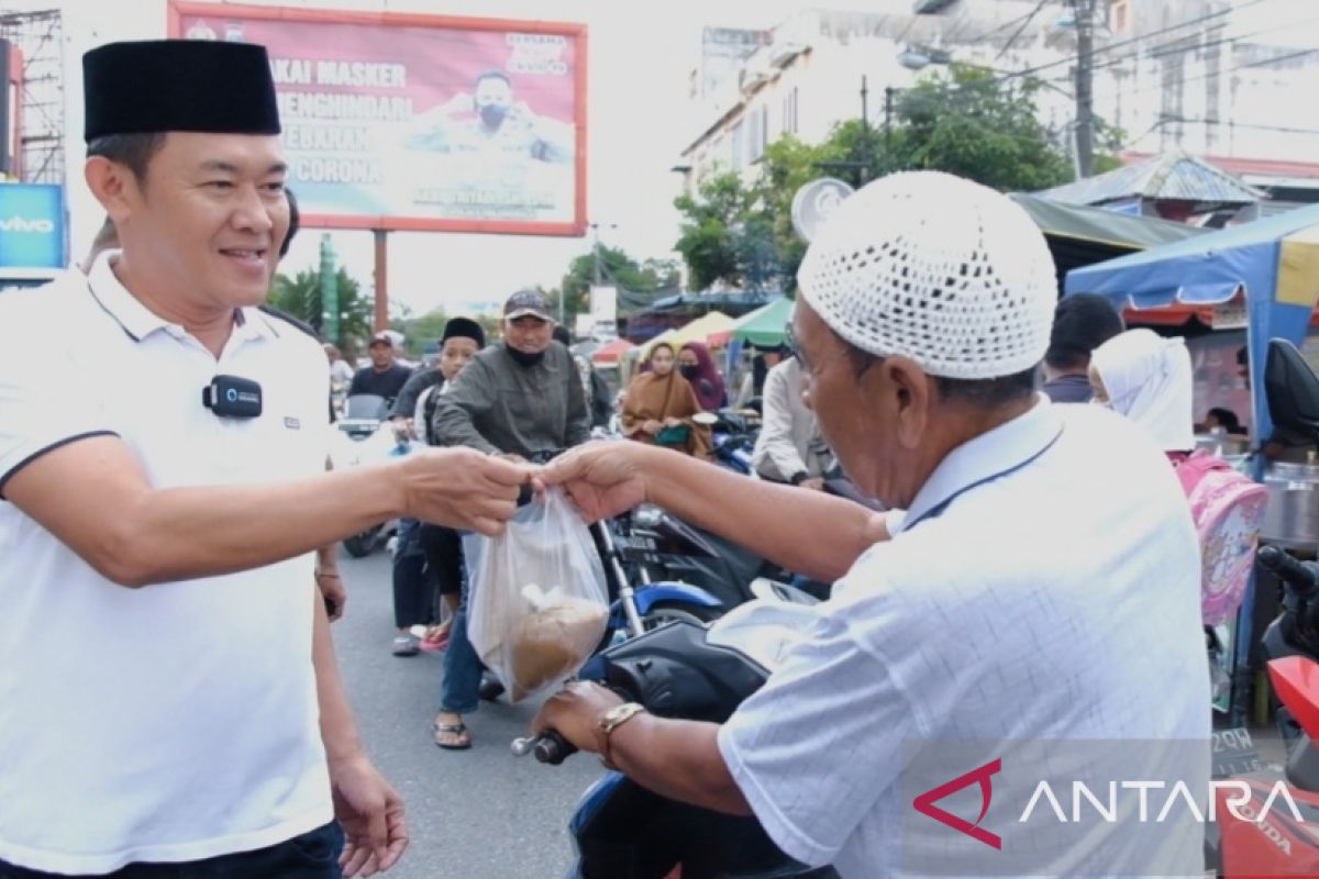 Ketua DPRD Tanjungbalai belanja dan berbagi takjil