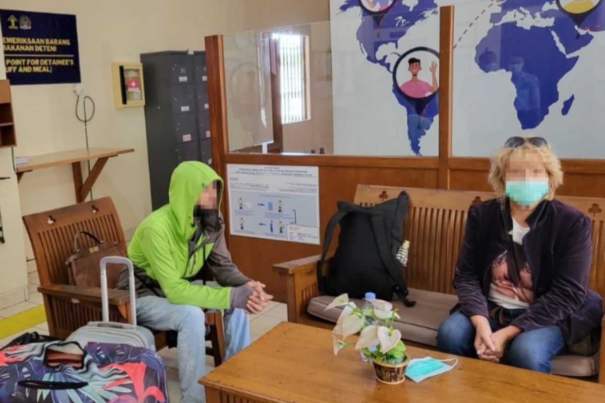 Imigrasi Denpasar tahan dua warga Rusia yang kehabisan biaya hidup