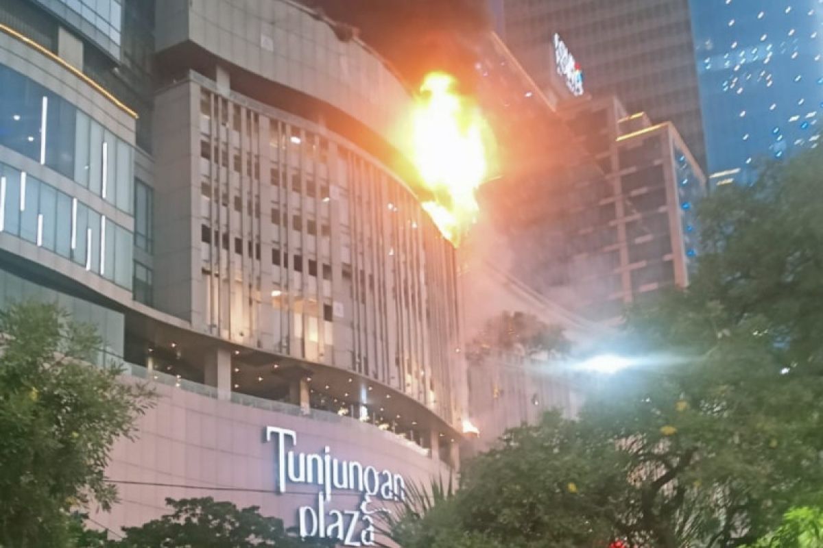 Rabu petang, Tunjungan Plaza 5 Surabaya terbakar
